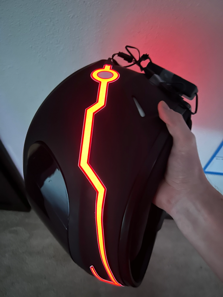 Casco con luz encendida